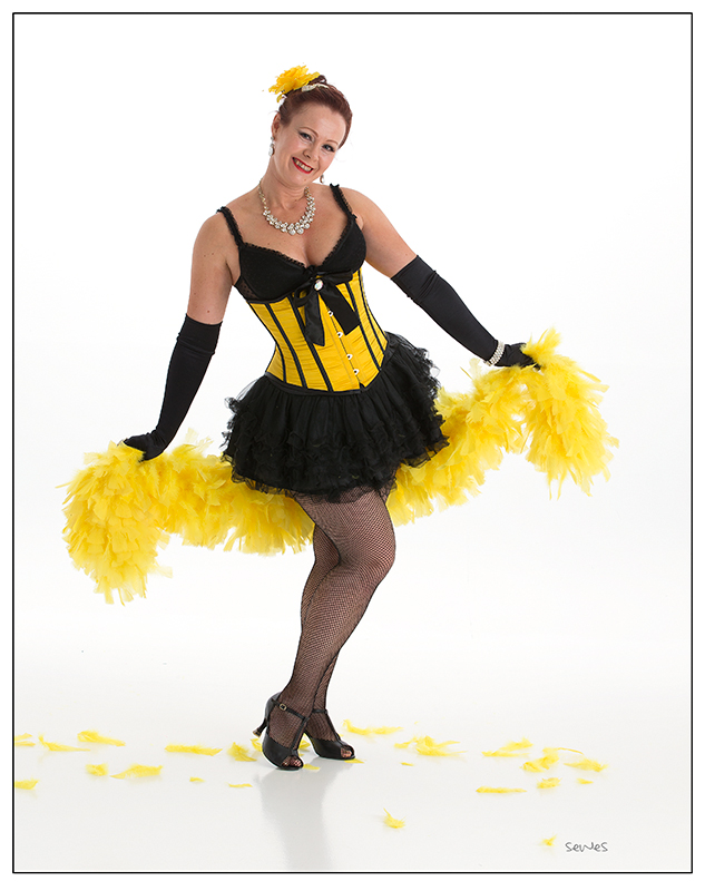 Linn i gult burlesque kostyme med fjærboa